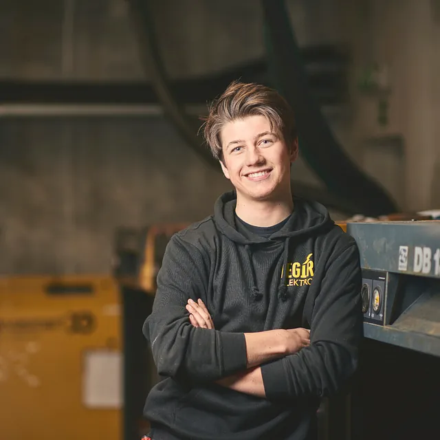 Ansatt Ægir Elektro AS smiler mot kamera