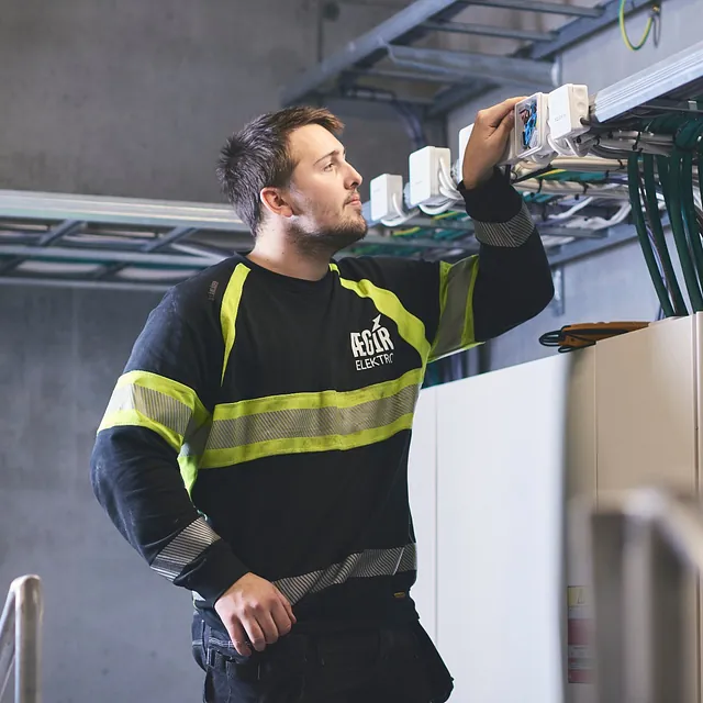Ansatt Ægir Elektro AS arbeider