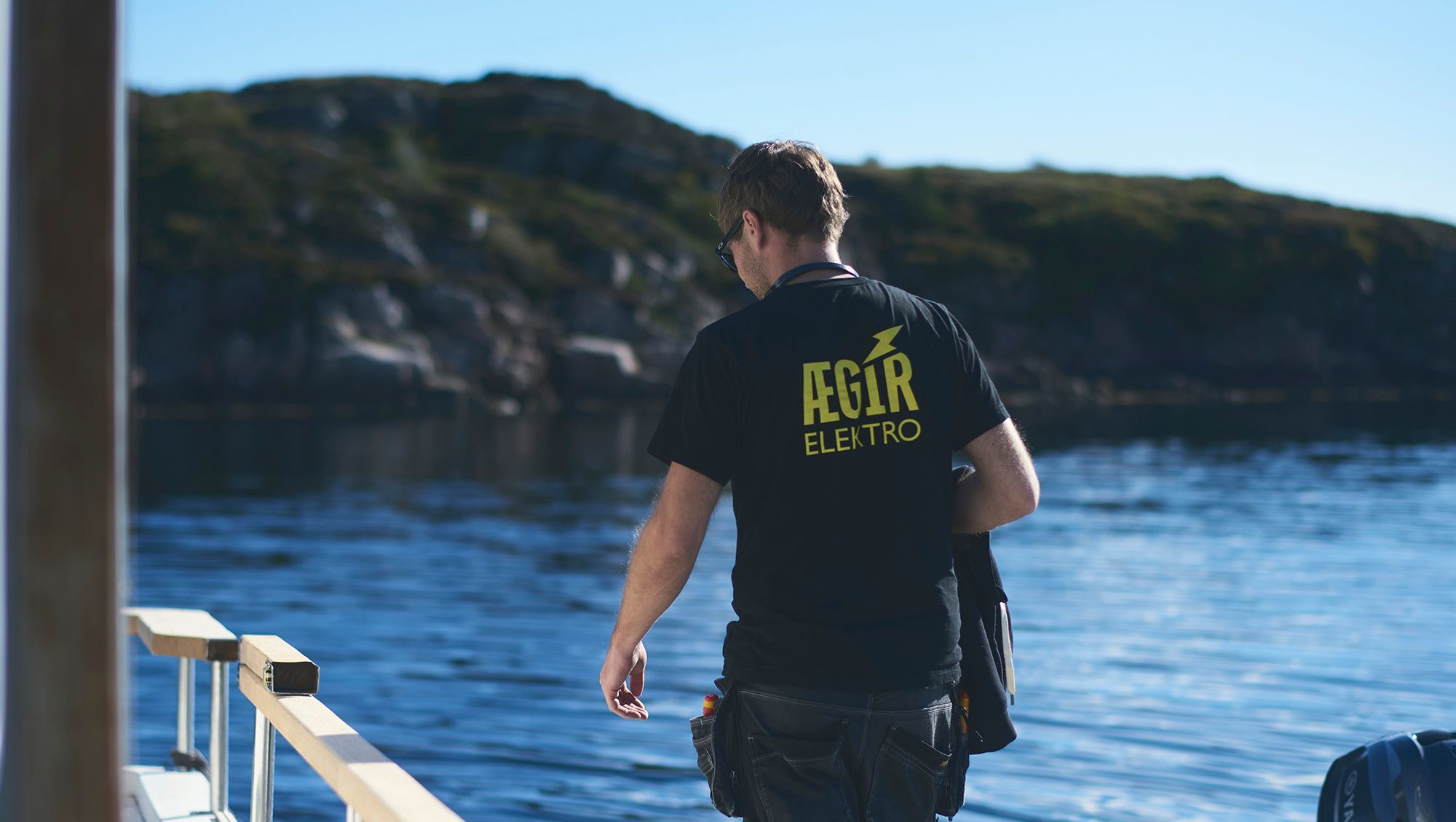 Ansatt med Ægir Elektro AS logo på t-skjorte