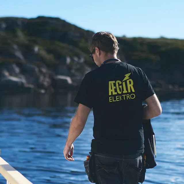 Ansatt med Ægir Elektro AS logo på t-skjorte