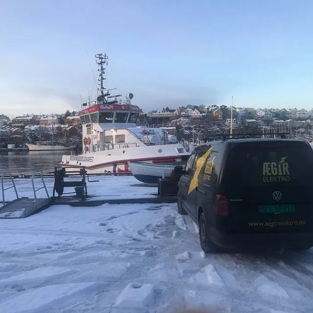 Svart bil med Ægir Elektro AS