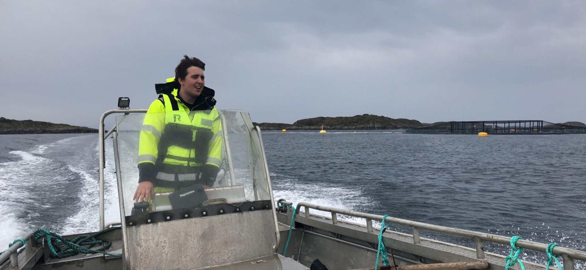 Ansatt Ægir Elektro AS kjører båt