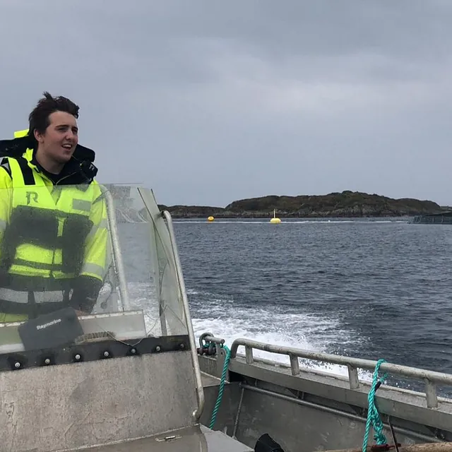 Ansatt Ægir Elektro AS kjører båt