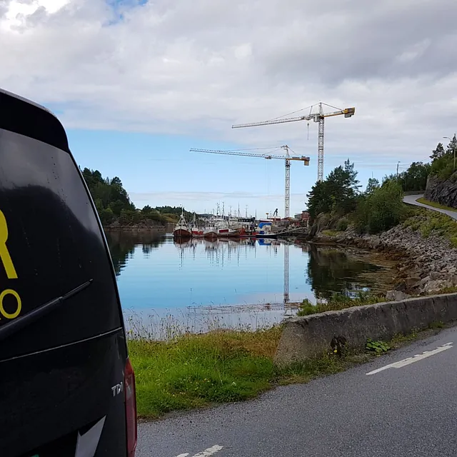 Svart bil på vei