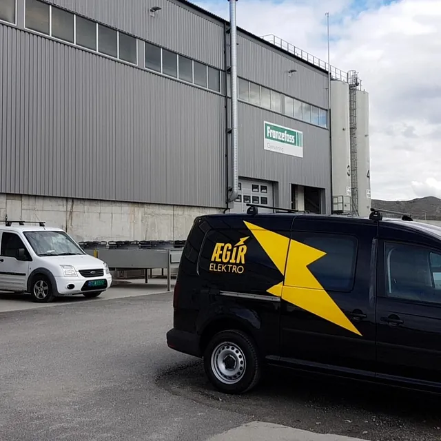 Biler utenfor industribygg