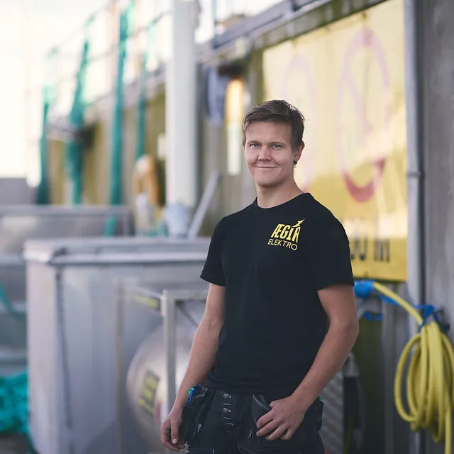 Ansatt Ægir Elektro AS utenfor byggning